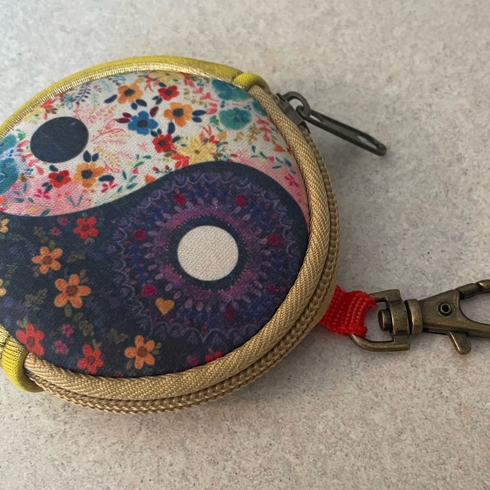 NATURAL LIFE Floral Yin Yang Key Holder in Navy, Yellow, Red - Picture 5 of 6